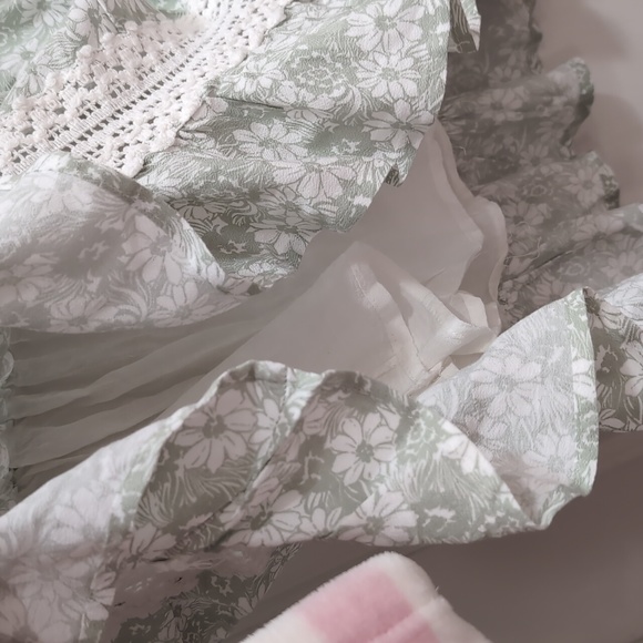 Sage green and white floral lace mini skirt - Picture 4 of 5